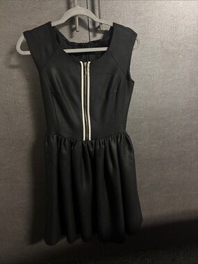 Simple Black Sleeveless Mini Dress with Contrast Zip
